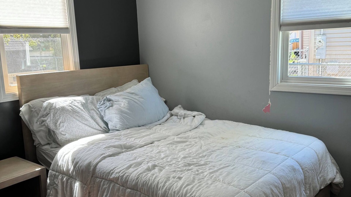 Gages Lake House | Charming 2-bedroom house in lovely Grayslake with AC, WiFi