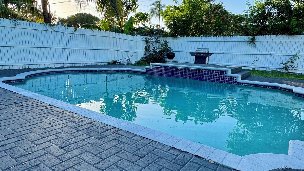 Driftwood House | Charming 2-bedroom house in wonderful Hollywood with AC