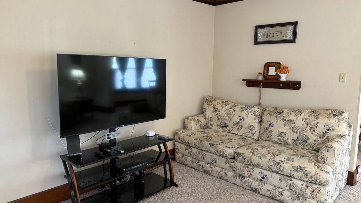 Palestine House | Charming 2-bedroom house in pleasant Palestine with WiFi, AC