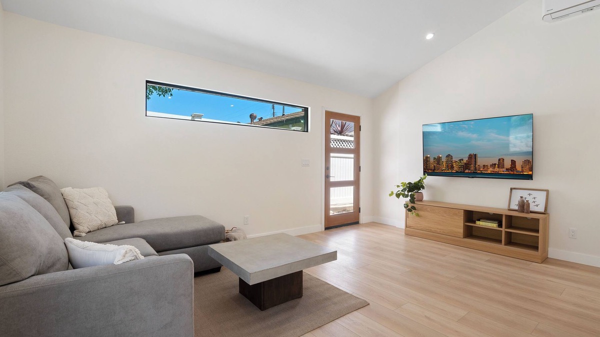Lake Murray House | Charming 2-bedroom house in delightful San Diego with WiFi, AC