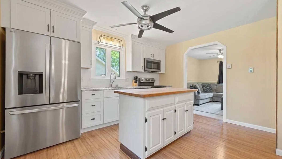 Waterbury House | Charming 2-bedroom house with WiFi, AC in lovely Waterbury/beautiful backyard