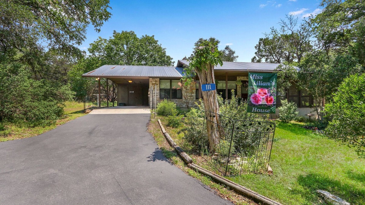Wimberley House | Charming 2 bedroom house in the heart of Downtown Wimberley! Walk to the Square!