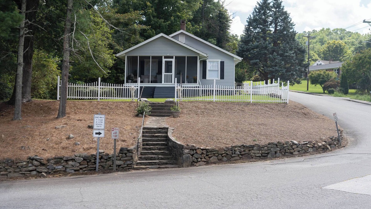 Lynn House | Charming 2-bedroom home in tranquil Tryon. Walking distance to town
