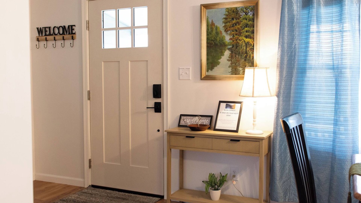 Marion House | Charming 2-bedroom home, Close to I-57 with Fast WiFi in welcoming Marion