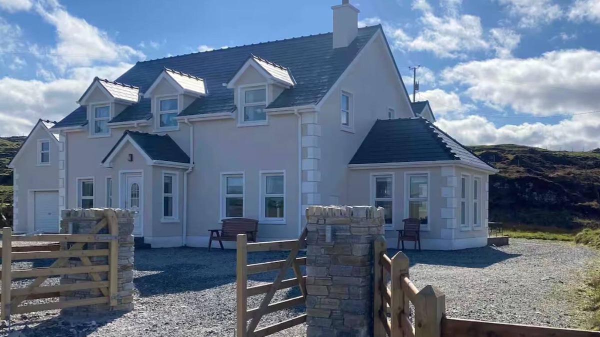 Ardara House | Charming 2-bedroom home with Ocean Views in delightful Donegal