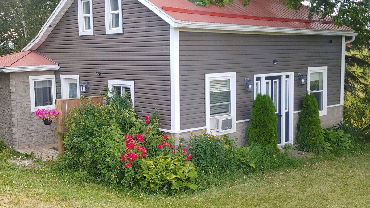 Ashfield-Colborne-Wawanosh House | Charming 2-bedroom house with AC, WiFi in welcoming Goderich