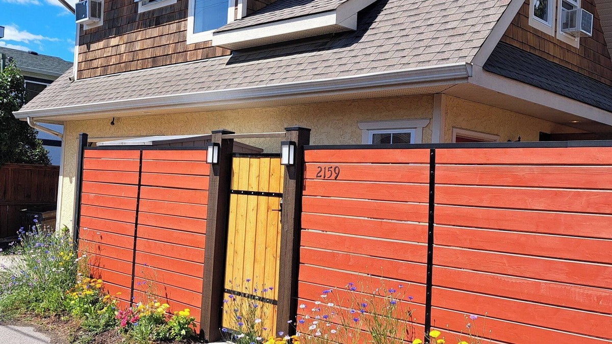 South Central House | Charming 2 Bedroom House Close to KGH and Lake