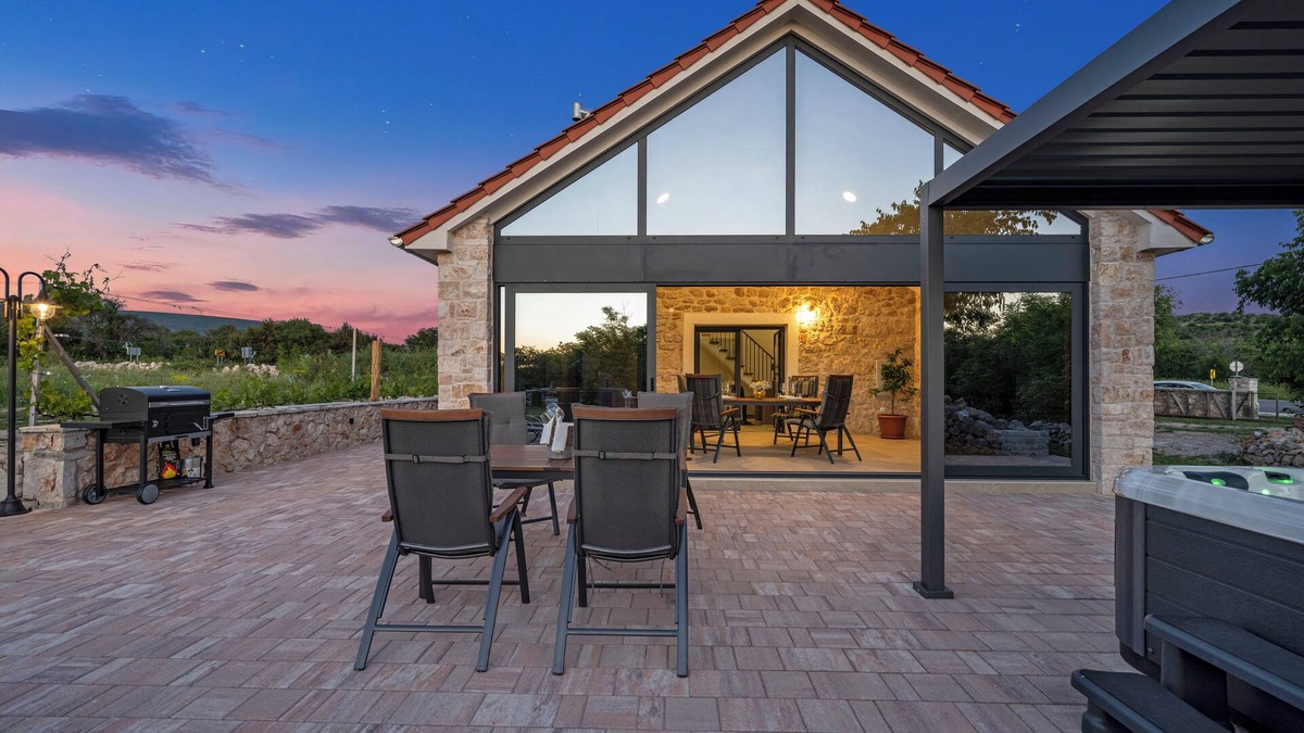 Drnis House | Charming 2-bedroom house with WiFi, AC in enchanting Trbounje