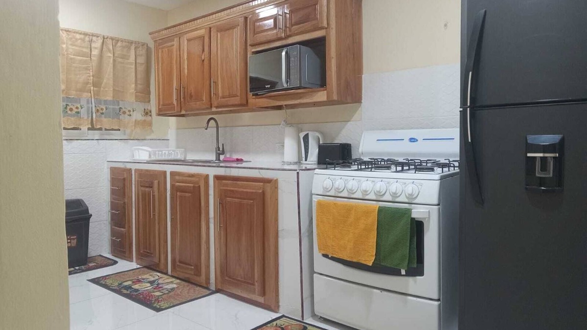 Portmore House | Charming 2-bedroom house in Portmore with WiFi, AC