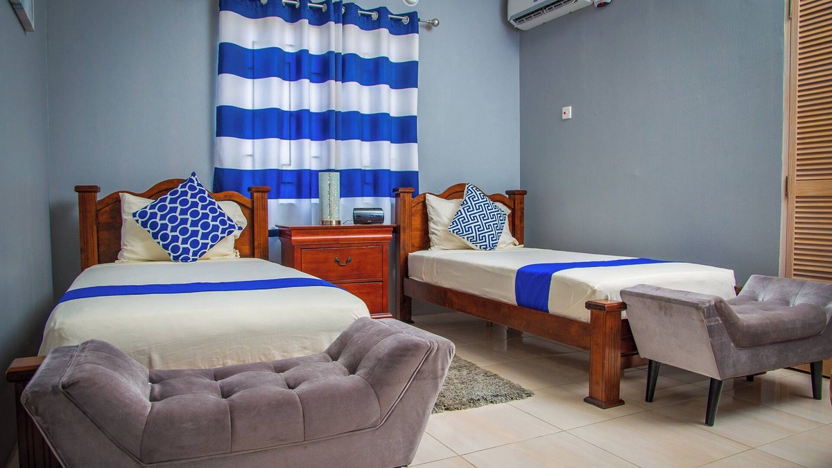 Caribbean Estates House | Charming 2-bedroom house in fabulous Portmore with WiFi, AC