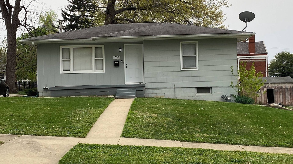 Atchison House | Charming 2-bedroom house in Atchison on quiet brick and tree lined street.