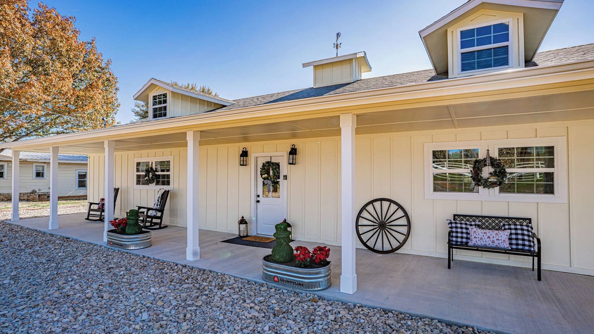 Dennis House | Charming 2-bedroom house in delightful Granbury with WiFi, AC