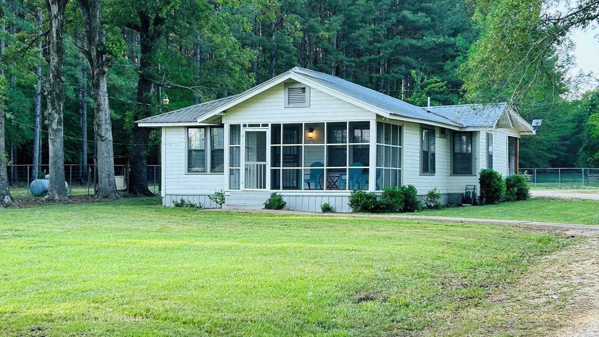 Lawrence House | Charming 2-bedroom house in the country with AC, WiFi and Pet friendly