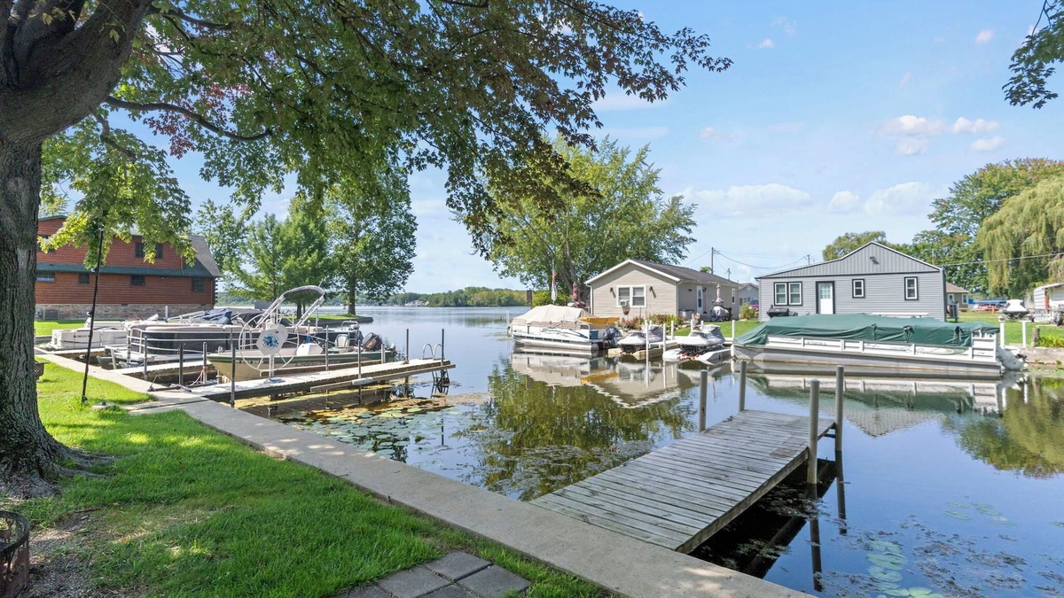 Leesburg House | Charming 2-bedroom house with WiFi and AC, lakefront access.