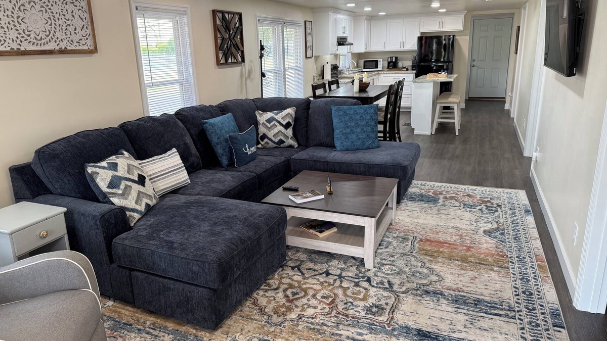 Pembroke House | Charming 2-bedroom house with AC, WiFi in the heart of Pembroke