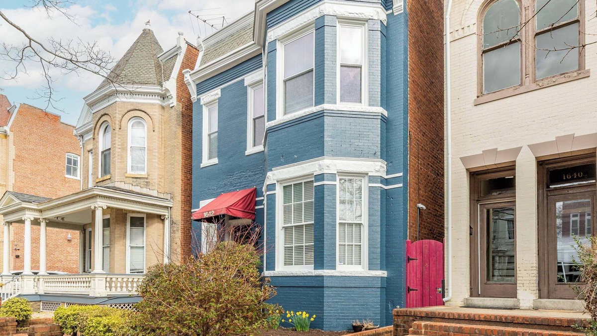 Fan District House | Charming 2-bedroom house with WiFi, AC, & Patio in the heart of Richmond!