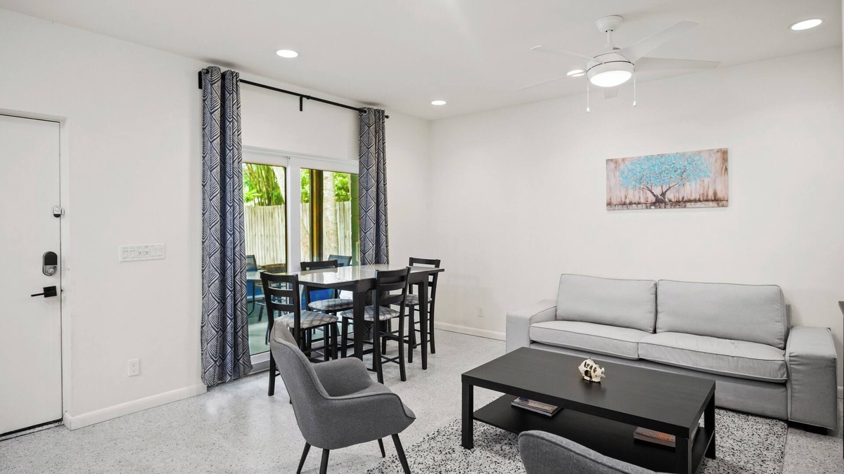 Bayou Oaks House | Charming 2-bedroom house w/Central AC, WiFi, Washer/Dryer in beautiful Sarasota