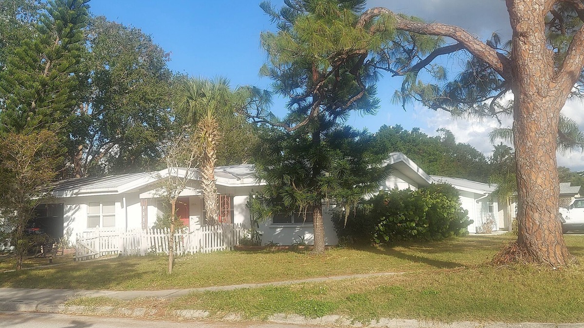 Arlington Park House | Charming 2-bedroom house in amazing Sarasota close to all yet quiet.petfriendly