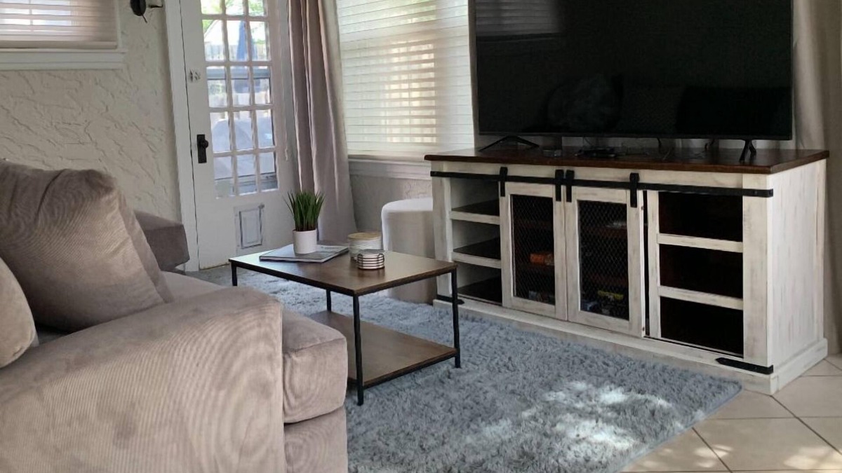University City House | Charming 2-bedroom house within walking distance to Washu and Downtown Clayton