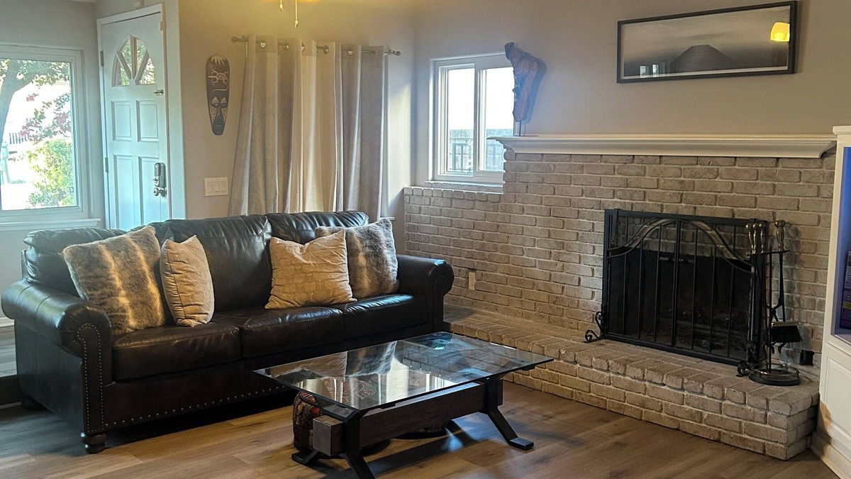 Val Verde House | Charming 2-bedroom house with WiFi, AC Near SixFlags