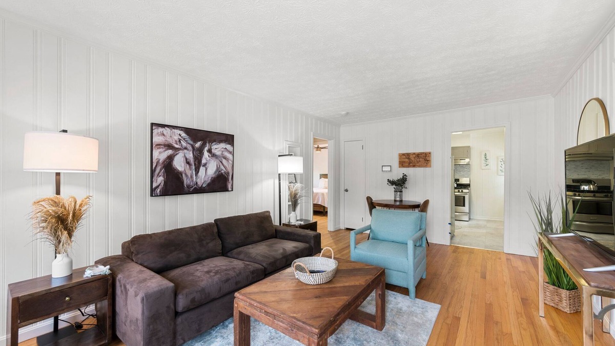 East Point House | Charming 2-bedroom house with WiFi and AC in lovely East point