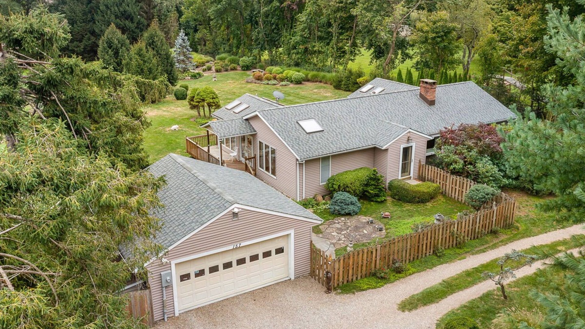 Chester House | Charming 2-bedroom house on 2 dog friendly landscaped acres in lovely Chester