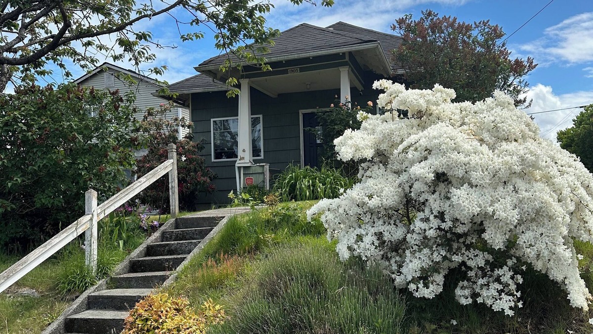 Everett House | Charming 2-bedroom house in welcoming Everett with WiFi