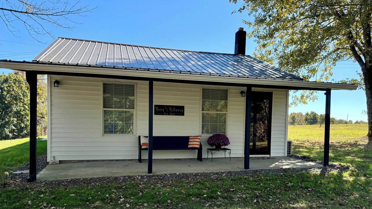 Knifley House | Charming 2-bedroom house minutes from Green River Lake! Free parking & WiFi