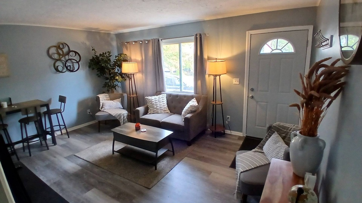 Lansing House | Charming 2-bedroom house, quiet neighborhood, Lansing with WiFi