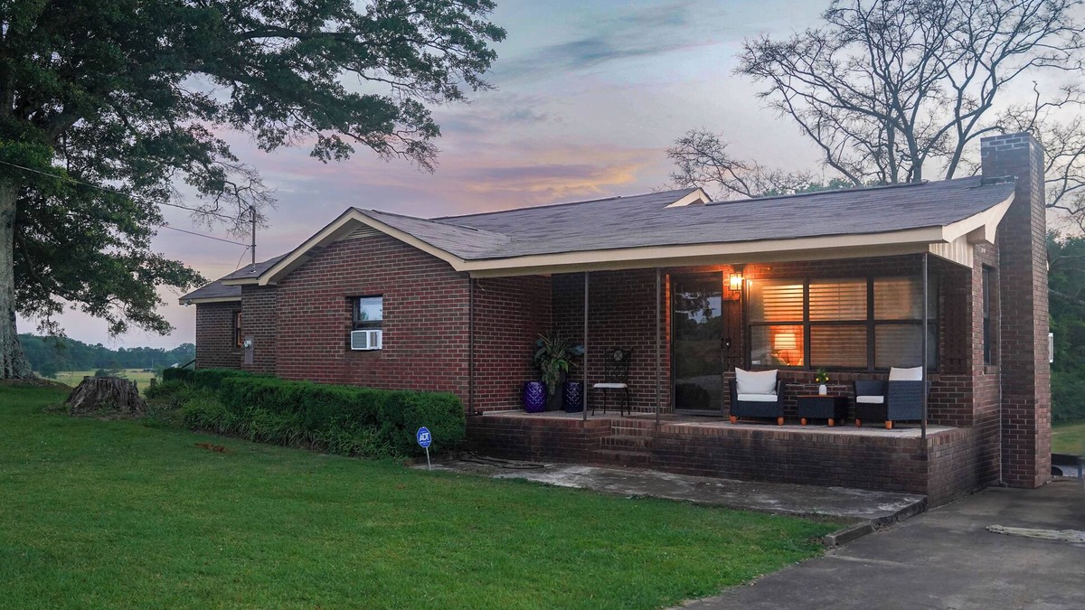 Lincoln House | Charming 2-bedroom house with WiFi, AC in peaceful Lincoln