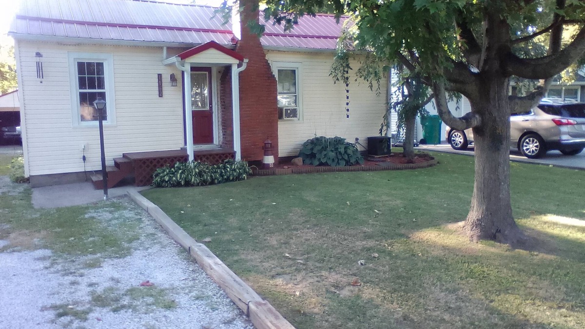 Lake Breeze Park House | Charming 2-bedroom house in delightful Madison with AC