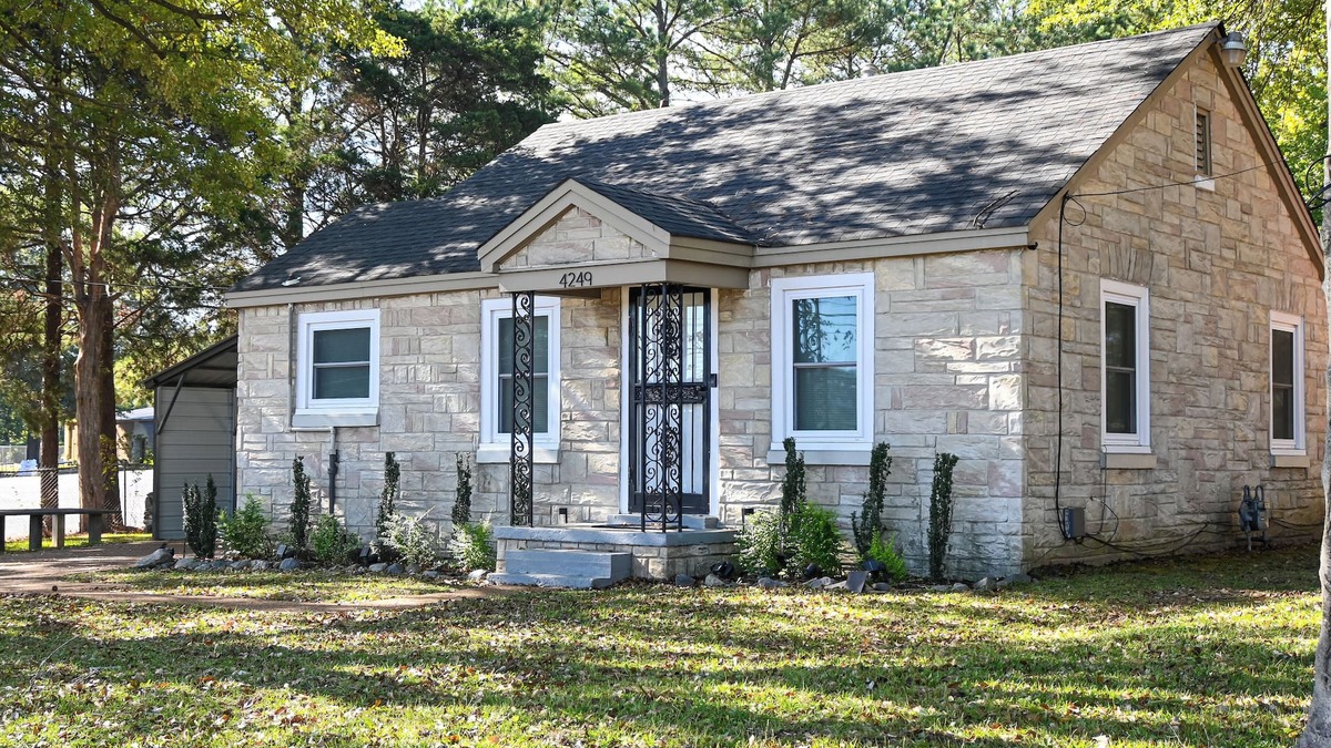 Whitehaven House | Charming 2-bedroom house in delightful Memphis with AC, WiFi