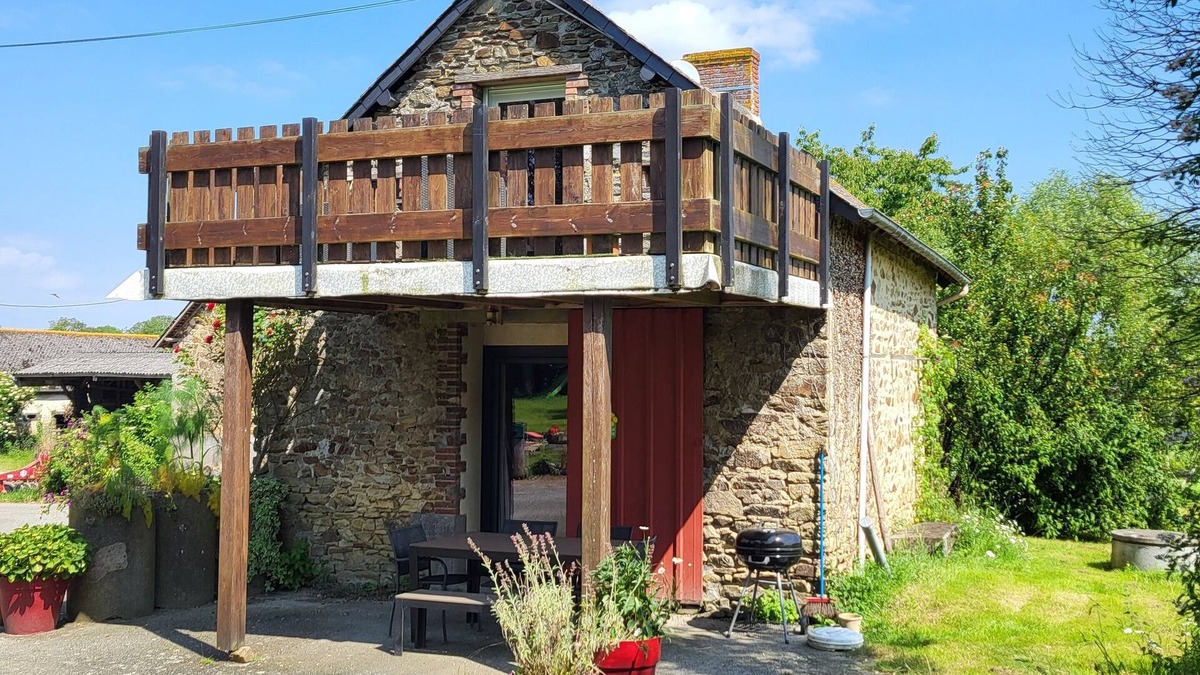 Cuille House | Charming 2-bedroom house in soothing Cuillé with WiFi