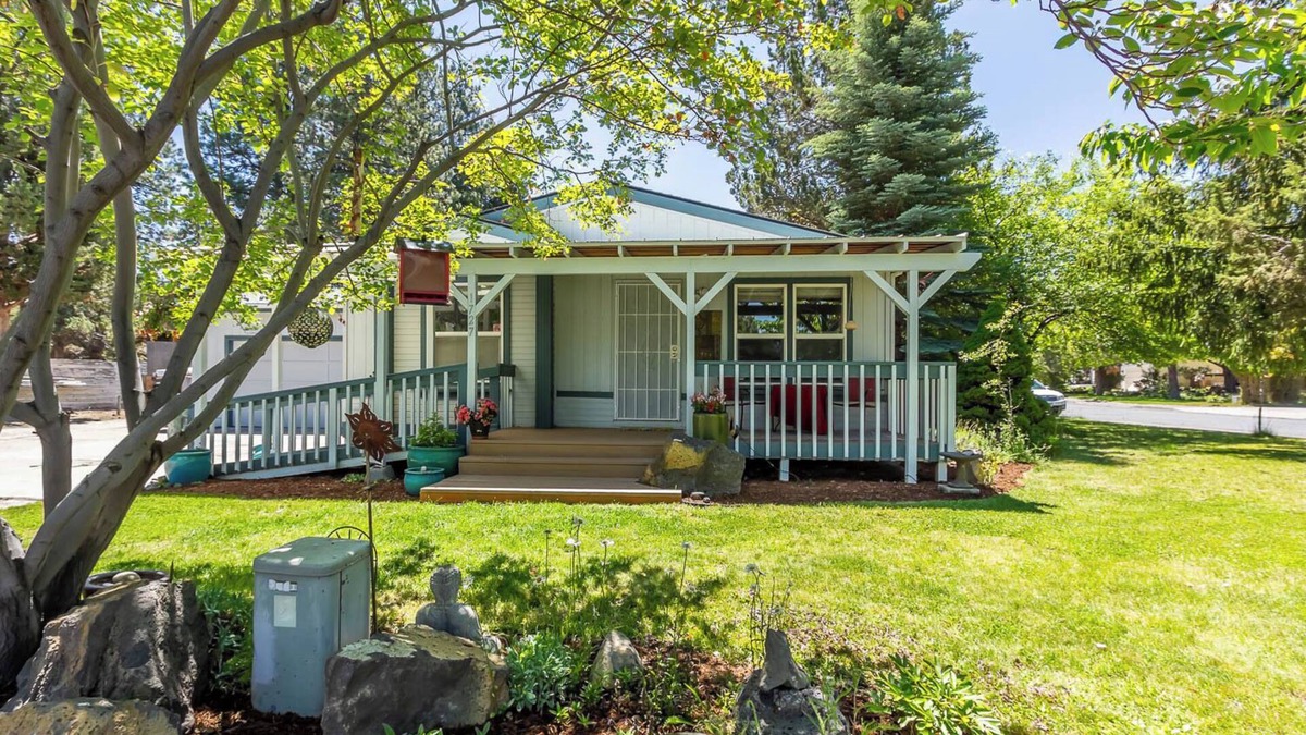Larkspur House | Charming 2-bedroom house in Bend with office and WiFi