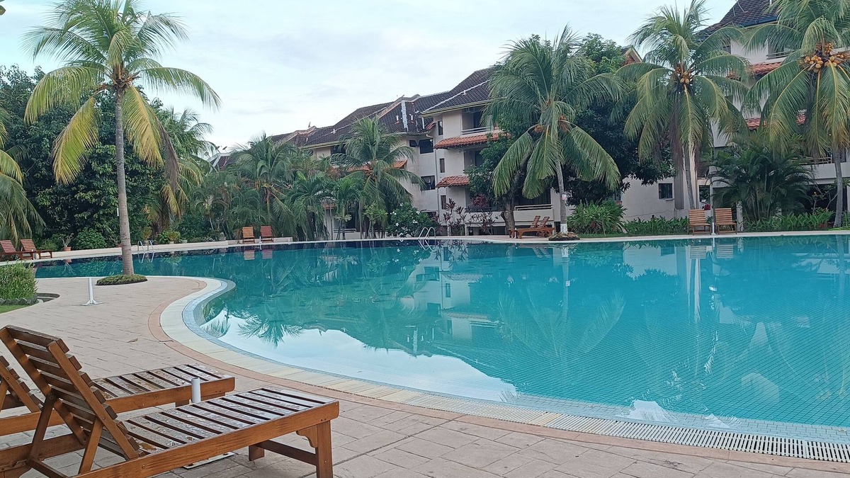 Kuah House | Charming 2-bedroom house with Pool, WiFi, Kitchen, AC in Langkawi Island