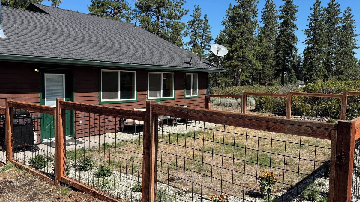 Weed House | Charming 2-bedroom house private setting with amazing Mt. Shasta view