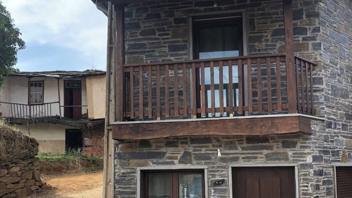 Braganca House | Charming 2-bedroom house with AC and WiFi in lovely Rabal