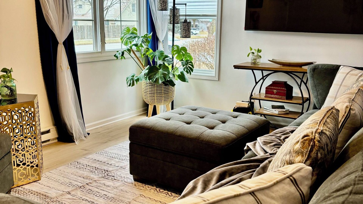 Aurora House | Charming 2-bedroom house with Feather Theme , WiFi in excellent Aurora