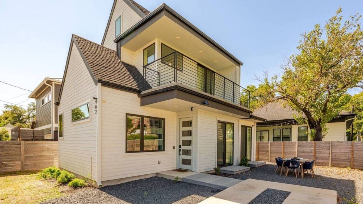 East Cesar Chavez House | Charming 2-bedroom house with AC, WiFi in pleasant Austin