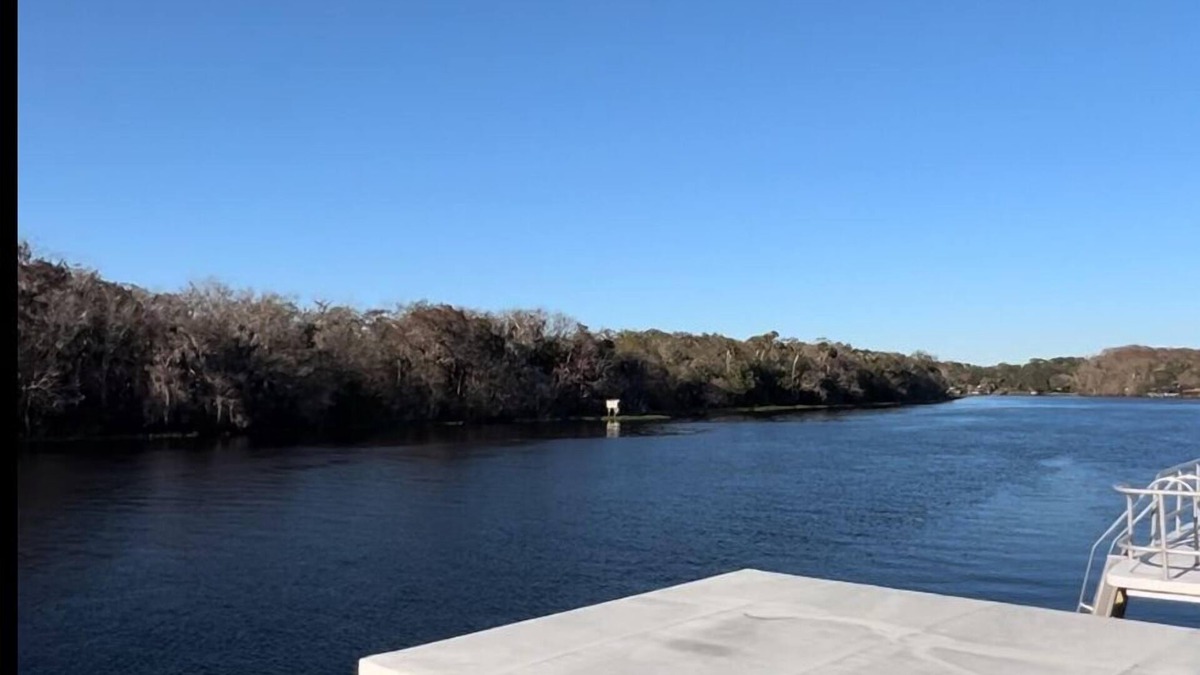 River Ridge Boat Rental | Charming 2-bedroom house boat on St John’s River in peaceful DeLand “Exeter”