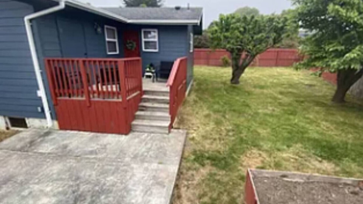 Humboldt Hill House | Charming 2-bedroom house in beautiful Eureka with private fenced in yard