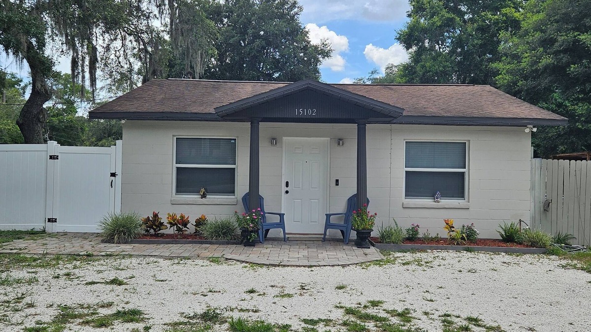Bearss Plaza House | Charming 2-bedroom house with AC, WiFi in peaceful Lutz