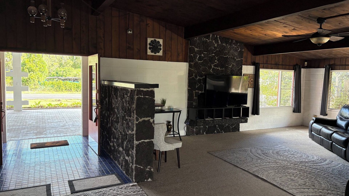 Kapoho House | Charming 2-bedroom house in wonderful Pāhoa with free private covered parking
