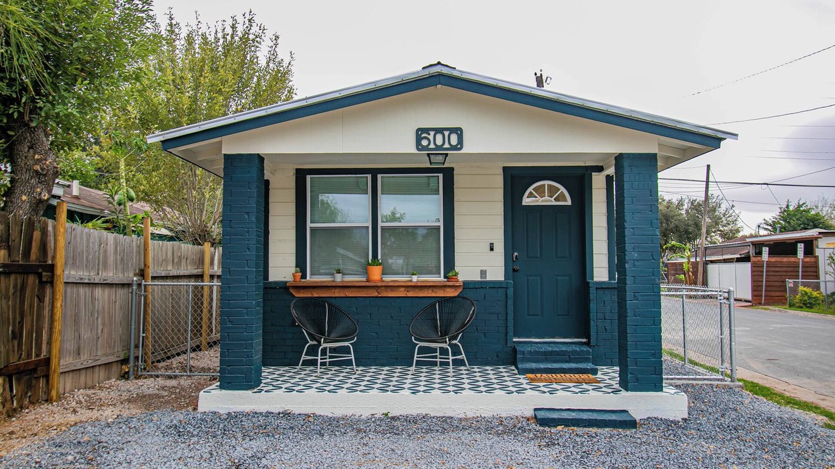 Pharr House | Charming 2-bedroom house in Pharr with AC, and WiFi.