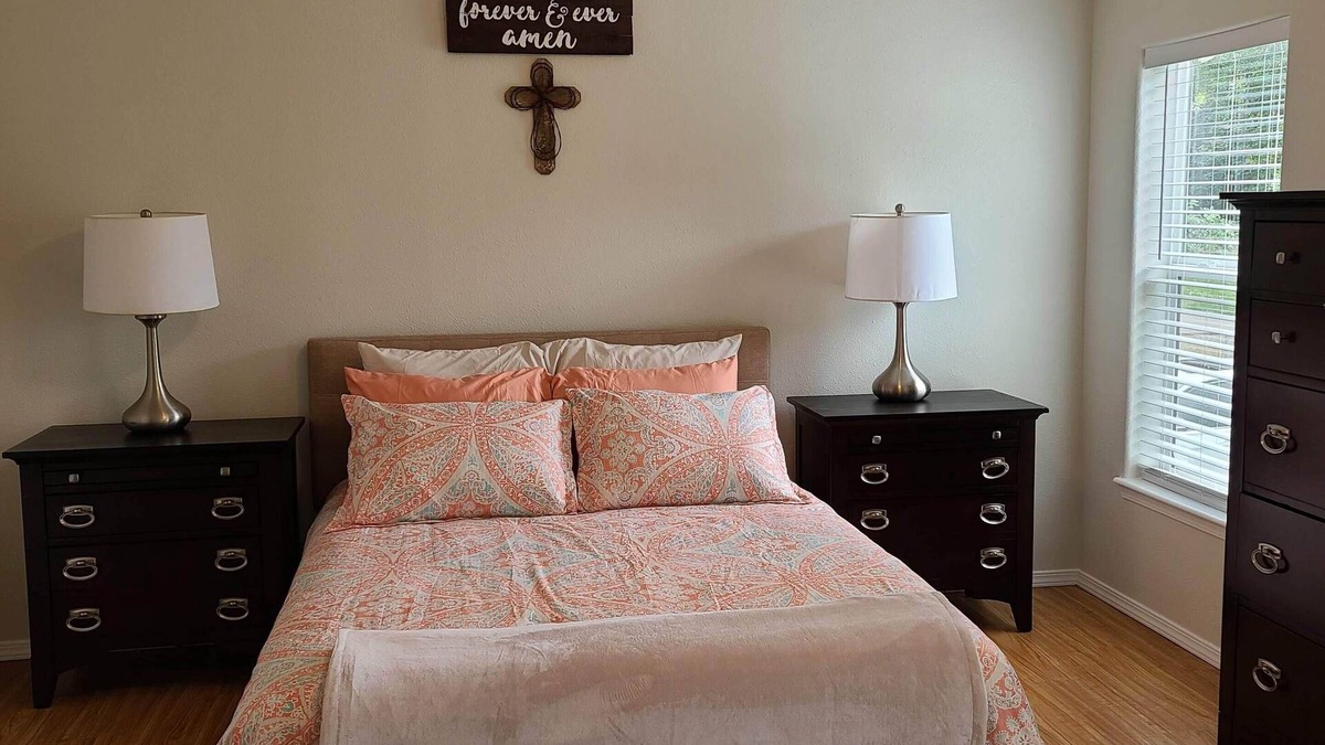 Randle House | Charming 2-bedroom house in quite Randle with AC, WiFi, outdoor space and more.