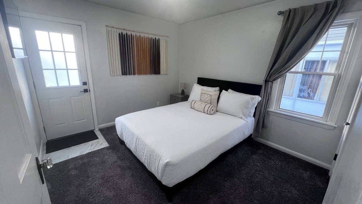 Ottawa House | Charming 2-bedroom house in awesome Toledo with WiFi, AC