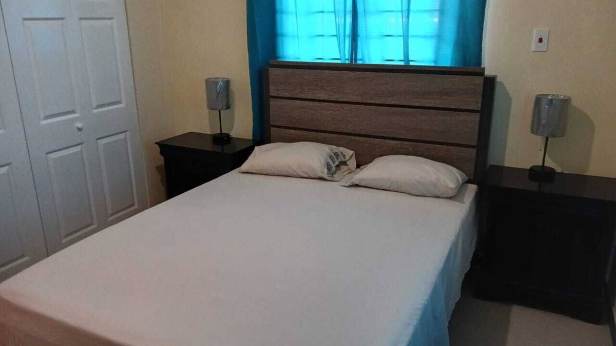 St.Bran's Burg House | Charming 2-bedroom house with AC, WiFi in marvelous Montego Bay