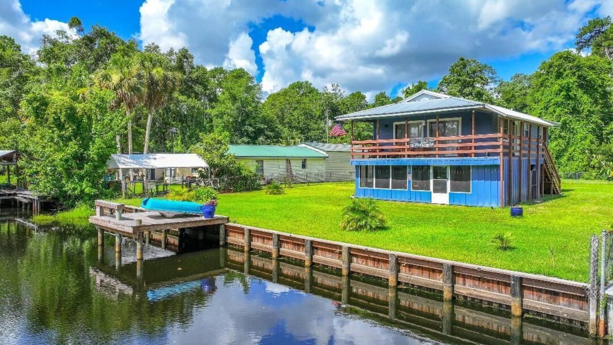 Florahome House | Charming 2-bedroom LAKEHOUSE house with WiFi, AC on George's Lake!