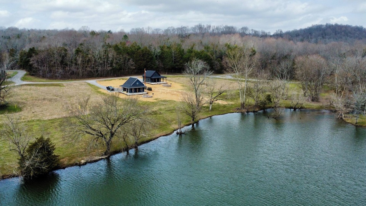 Dickel Cabin | Charming 2-bedroom lakefront cabin in marvelous Wartrace with WiFi, Kayaks
