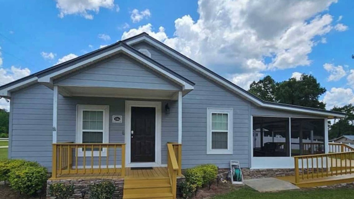 Chapman House | Charming 2-bedroom lake house in peaceful Dozier with WiFi, AC